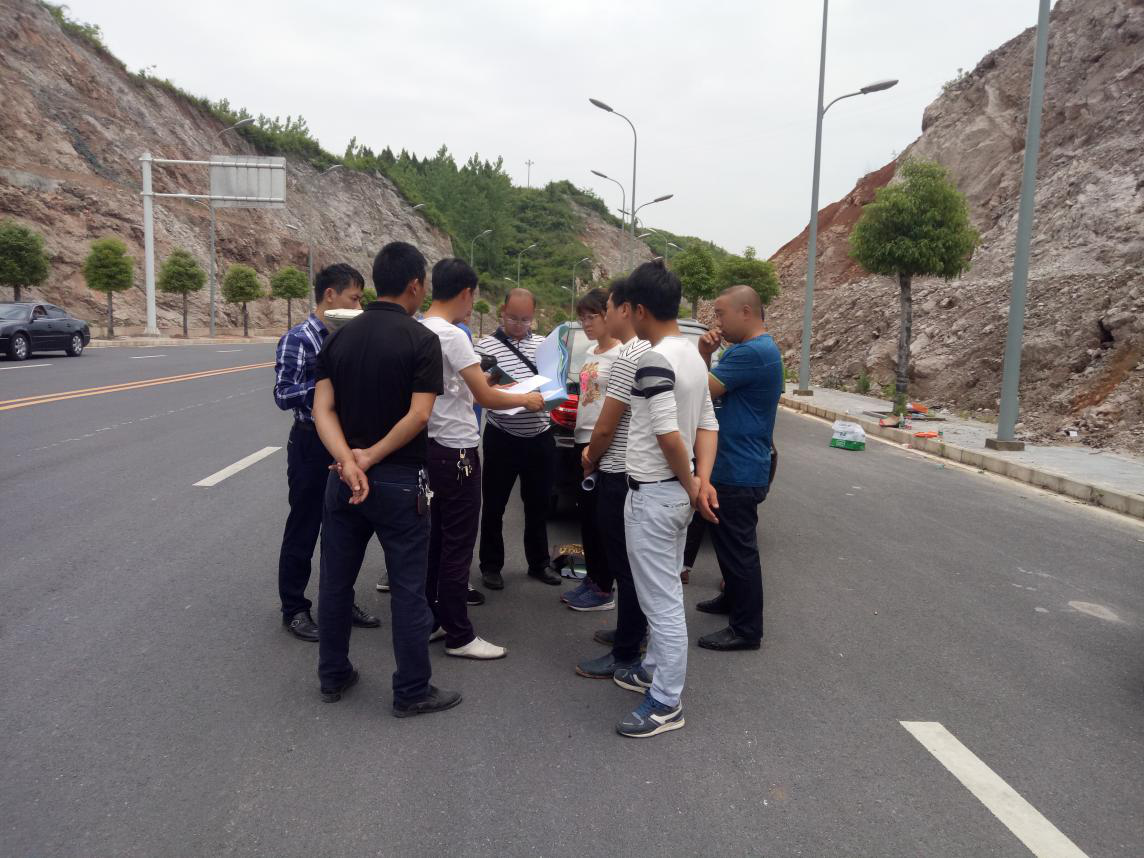  公司對銅我仁卷煙廠異地搬遷技改項目物流通道道路工程進(jìn)行道路面層鉆芯取樣檢測
